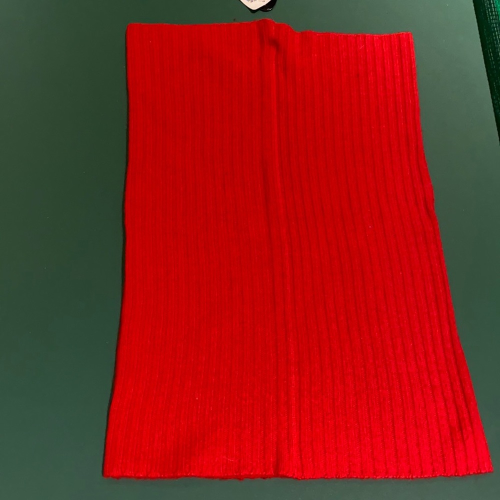 Red scarf - Picture 1 of 3
